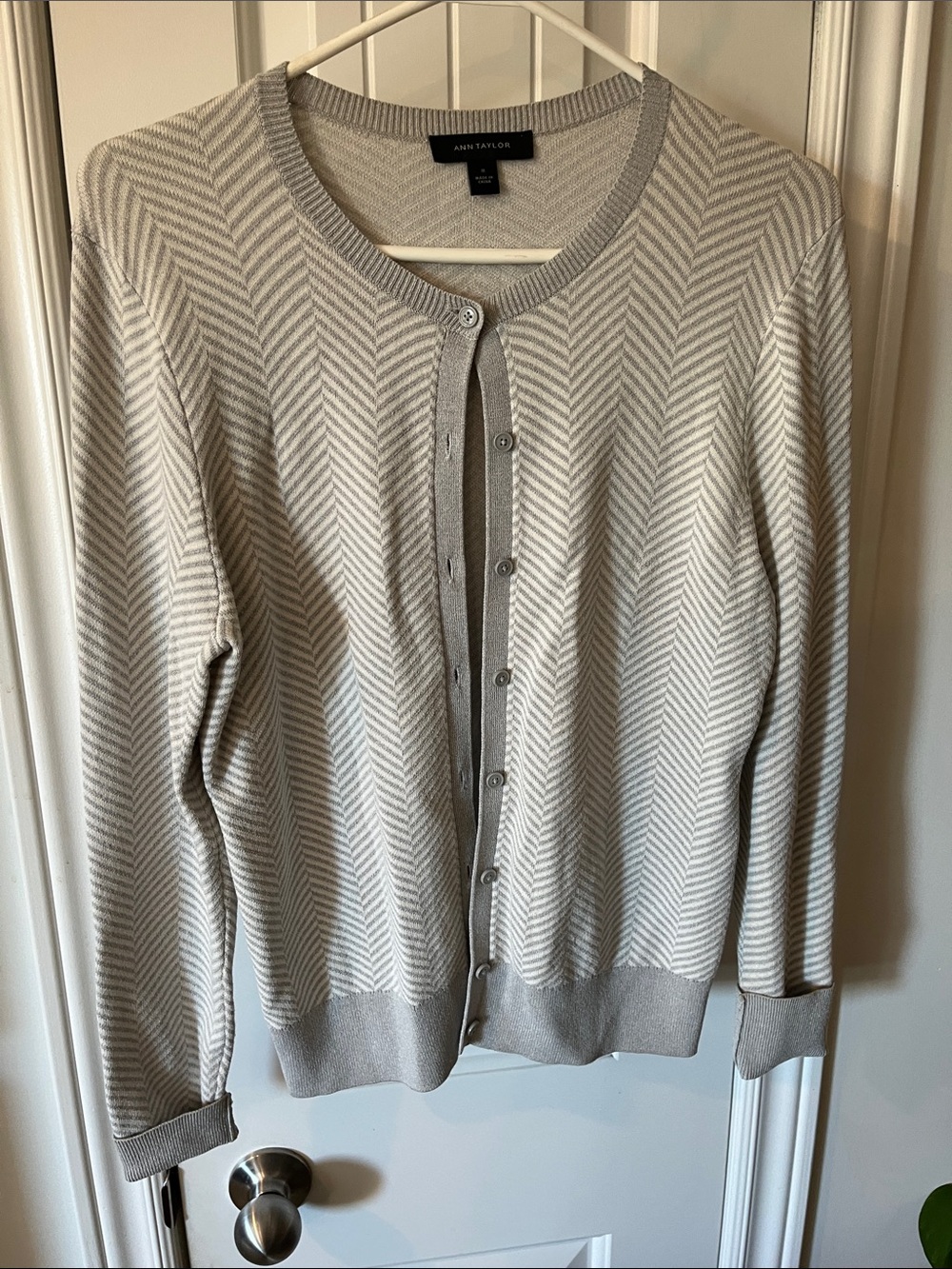 Ann Taylor Cream & Light Gray Chevron Knit Button Cardigan size M